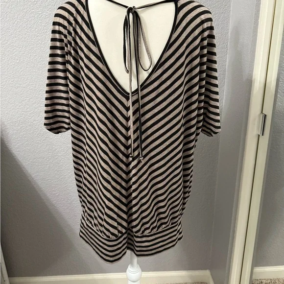 Black and tan Striped V-Neck Top - Picture 4 of 8